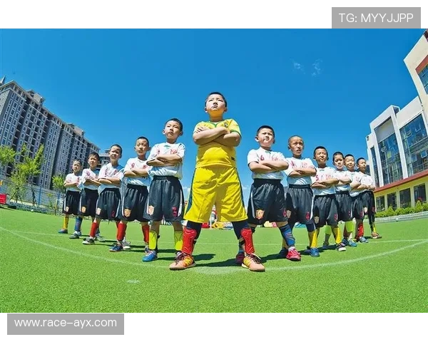 足球明星卡通形象闪亮登场，儿童版球星画作趣味十足，带你走进足球世界的童话冒险